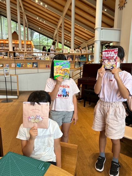 図書館でお片づけの学びに参加する子どもたち