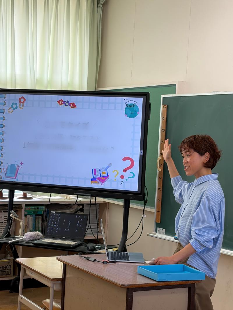 講師が教室で片づけの考え方を説明する様子